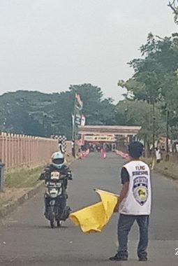 Pendaftaran ADS Seri 3 Indramayu Masih Dibuka untuk Sebelas Kelas sampai Minggu Pagi   CIREBONRAYA – Panitia Aspirasi Premio Drag Series (ADS) putaran 3 di Kabupaten Indramayu benar-benar diminta para starter untuk ikut ambil bagian. Untuk merespon animo tersebut panitia masih membuka pendaftaran bagi sebelas kelas yang akan dipertandingkan Minggu, 14 Juni 2026.   Hal tersebut dikatakan Andry Dry, Ketua Panitia yang juga Ketua Pengcab IMI Kabupaten Indramayu, Sabtu, 13 Juni 2026. Ia mengatakan pada Sabtu ini saja telah ratusan starter ikut babak penyisihan untuk 9 kelas lain.   “Kami memberikan kesempatan untuk pembalap dari luar daerah untuk mengumpulkan point setigg+tingginya. Makanya kami masih membuka pendaftaran sampai Minggu pagi besok,” tukas Dry.  Adapun kelas yang masih dibuka pendaftarannya hingga Minggu, 14 Juni 2026 pagi yakni ;  ADS 1. BRACKET 8 DETIK ADS 2. BRACKET 9 DETIK ADS 3. BRACKET 9,5 DETIK 00:30 ADS 4. BRACKET 10 DETIK 00:30 ADS 5. BRACKET 10,5 DETIK ADS 6. SPORT 2T 155CC FRAME STD ADS 7. BEBEK 4T TU 200CC ADS 8. SPORT 2T TU 155CC ADS 9. NINJA STD 155CC ADS 10. MATIC TU 155CC ADS Matic TU 200CC.***