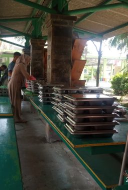 Program MBG Di SMP Negeri Unggulan Murid murid Tidak Mau Memakannya Dan Semua Ompreng Yang Berisi Makanan untuk staff dan guru  dibawa pulang”