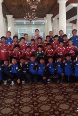 Bupati Indramayu, Lucky Hakim Melepas Kontingen kejuaraan Liga Jabar Istimewa Untuk Usia 10 Dan 12 Di Pendopo Kabupaten “