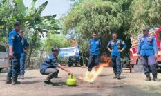 Mengantisipasi Kebakaran Musim Kemarau, Mahasiswa KKN Unwir Kolaborasi Damkar Indramayu  Mengudukasi Warga Sliyeg