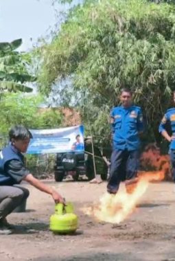Mengantisipasi Kebakaran Musim Kemarau, Mahasiswa KKN Unwir Kolaborasi Damkar Indramayu  Mengudukasi Warga Sliyeg